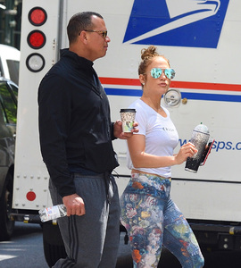 jennifer-lopez-grabs-a-post-workout-water-with-arod-82417-18.jpg