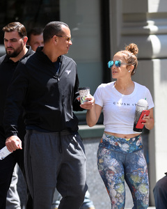 jennifer-lopez-grabs-a-post-workout-water-with-arod-82417-2.jpg