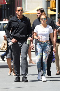 jennifer-lopez-grabs-a-post-workout-water-with-arod-82417-20.jpg