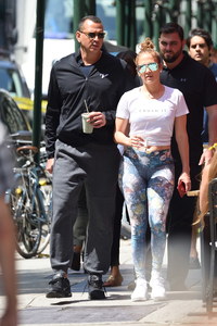 jennifer-lopez-grabs-a-post-workout-water-with-arod-82417-21.jpg