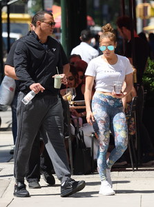 jennifer-lopez-grabs-a-post-workout-water-with-arod-82417-22.jpg