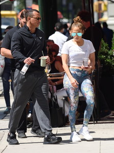 jennifer-lopez-grabs-a-post-workout-water-with-arod-82417-23.jpg