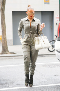 jennifer-lopez-heads-to-a-private-function-in-nyc-82617-5.jpg