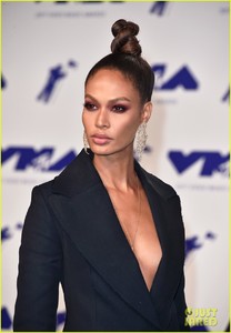 joan-smalls-vmas-2017-02.jpg