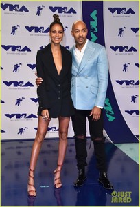 joan-smalls-vmas-2017-03.jpg