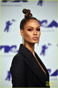 joan-smalls-vmas-2017-04.jpg
