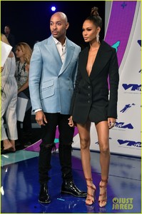 joan-smalls-vmas-2017-05.jpg
