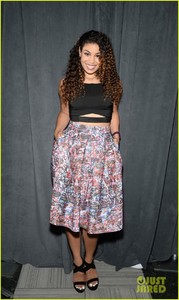 jordin-sparks-century-21-signing-bandier-class-nyc-05.jpg