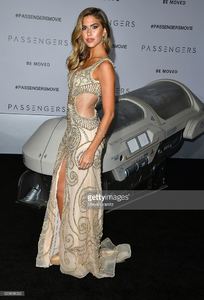 kara-del-toro-arrives-at-the-premiere-of-columbia-pictures-passengers-picture-id629898032.jpg