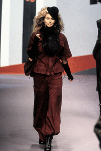 karl-lagerfeld-fw-1995-1.thumb.GIF.490bc420bdce0db2e19b60445a1c256d.GIF