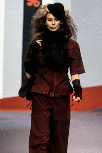 karl-lagerfeld-fw-1995-3.thumb.GIF.4afeaa0fe9567aedb738df422bde20f2.GIF