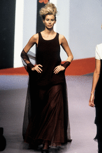 karl-lagerfeld-fw-1995-4.thumb.GIF.01f59e5464e6cf9eade42364b7d027b9.GIF