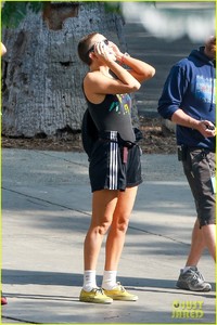 kate-hudson-displays-shaved-head-on-set-wears-eclipse-glasses-02.jpg