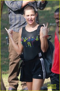 kate-hudson-displays-shaved-head-on-set-wears-eclipse-glasses-14.jpg