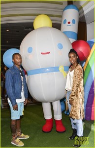 kelly-rowland-tyga-take-kids-to-premiere-of-new-netflix-series-03.jpg