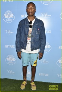 kelly-rowland-tyga-take-kids-to-premiere-of-new-netflix-series-05.jpg