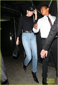 kendall-jenner-has-night-out-with-ex-jordan-clarkson-and-hailey-baldwin-01.jpg