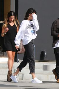 kendall-jenner-leaving-a-studio-with-friends-in-culver-city-08-25-2017-1.jpg