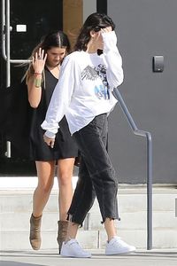 kendall-jenner-leaving-a-studio-with-friends-in-culver-city-08-25-2017-2.jpg