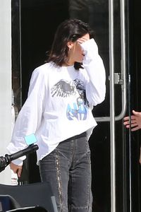 kendall-jenner-leaving-a-studio-with-friends-in-culver-city-08-25-2017-3.jpg