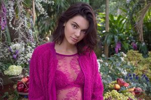 kendall-jenner-on-the-set-of-photoshoot-for-la-perla-2017_11.jpg
