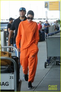 kendall-jenner-wears-all-orange-for-her-flight-out-of-new-york-01.jpg