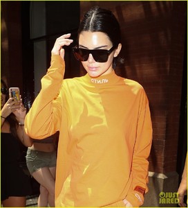 kendall-jenner-wears-all-orange-for-her-flight-out-of-new-york-02.jpg