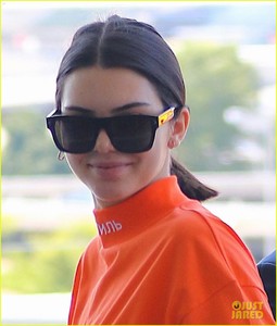 kendall-jenner-wears-all-orange-for-her-flight-out-of-new-york-04.jpg