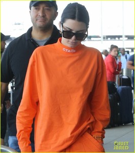 kendall-jenner-wears-all-orange-for-her-flight-out-of-new-york-06.jpg