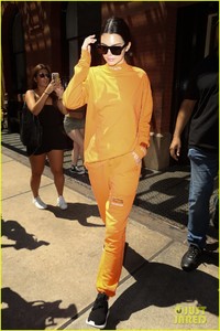 kendall-jenner-wears-all-orange-for-her-flight-out-of-new-york-07.jpg