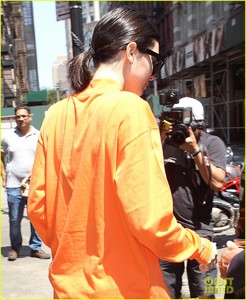 kendall-jenner-wears-all-orange-for-her-flight-out-of-new-york-08.jpg