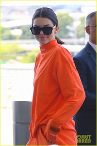 kendall-jenner-wears-all-orange-for-her-flight-out-of-new-york-09.jpg