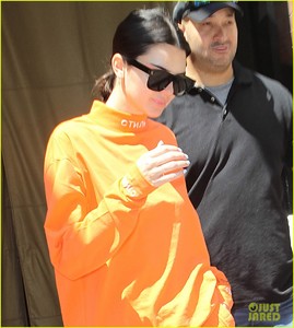 kendall-jenner-wears-all-orange-for-her-flight-out-of-new-york-10.jpg
