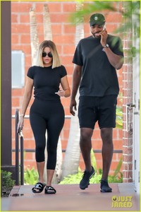 khloe-kardashian-and-tristan-thompson-wear-all-black-for-laser-clinic-visit-02.jpg