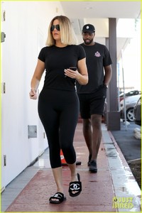 khloe-kardashian-and-tristan-thompson-wear-all-black-for-laser-clinic-visit-04.jpg