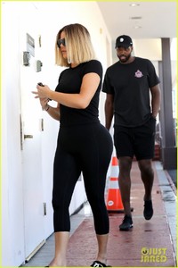 khloe-kardashian-and-tristan-thompson-wear-all-black-for-laser-clinic-visit-05.jpg