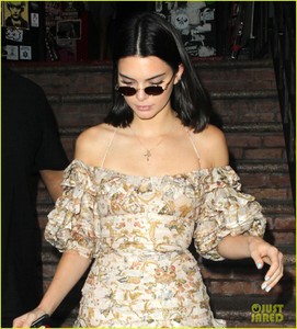 kim-kardashian-kendall-jenner-go-shopping-at-nyc-thrift-store-04.jpg