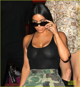 kim-kardashian-kendall-jenner-go-shopping-at-nyc-thrift-store-08.jpg