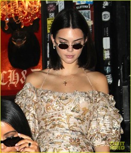 kim-kardashian-kendall-jenner-go-shopping-at-nyc-thrift-store-10.jpg