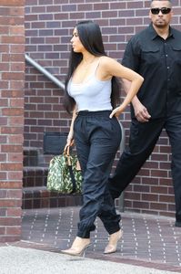 kim-kardashian-stepped-out-for-a-lesiurely-lunch-in-studio-city-08-24-2017-10.jpg