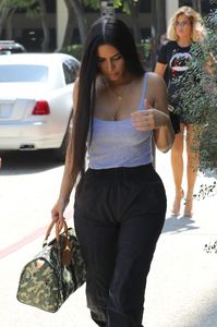 kim-kardashian-stepped-out-for-a-lesiurely-lunch-in-studio-city-08-24-2017-6.jpg