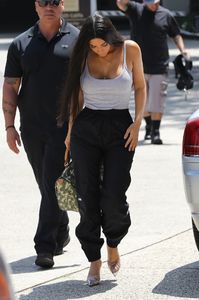 kim-kardashian-stepped-out-for-a-lesiurely-lunch-in-studio-city-08-24-2017-8.jpg