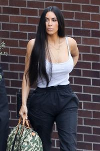 kim-kardashian-stepped-out-for-a-lesiurely-lunch-in-studio-city-08-24-2017-9.jpg