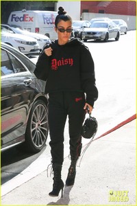kourtney-kardashian-black-hoodie-012.jpg
