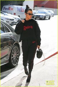 kourtney-kardashian-black-hoodie-02.jpg