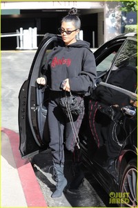 kourtney-kardashian-black-hoodie-05.jpg