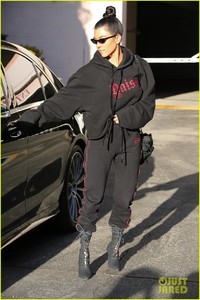 kourtney-kardashian-black-hoodie-06.jpg