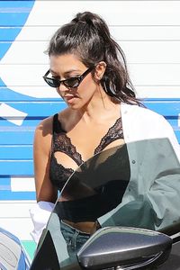 kourtney-kardashian-exiting-independence-studio-in-woodland-hills-08-18-2017-4.jpg