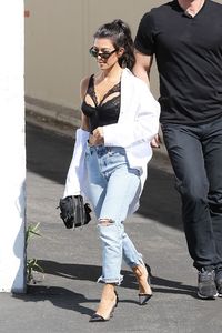 kourtney-kardashian-exiting-independence-studio-in-woodland-hills-08-18-2017-9.jpg