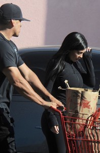 kylie-jenner-in-skin-tight-gym-wear-goes-grocery-shopping-in-la-08-28-2017-2.jpg